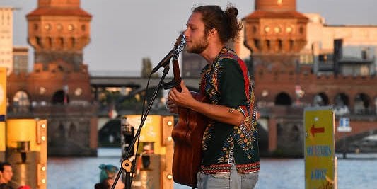 Photo: singer at Oberbaumbrücke