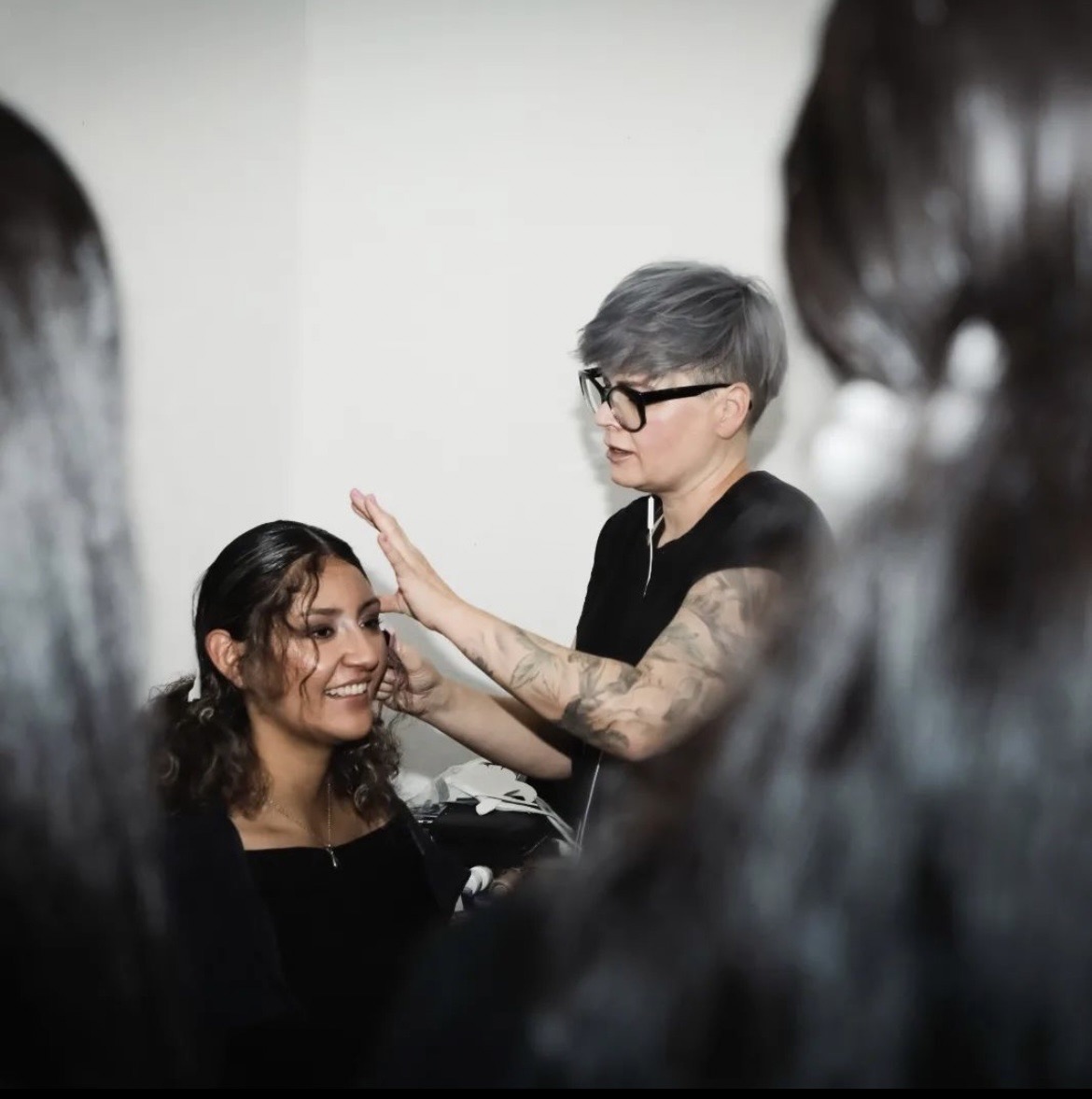 Anja Kieselbach arbeitet in ihrem Salon in Berlin Mitte an einem kundenspezifischen Styling und Frisur.